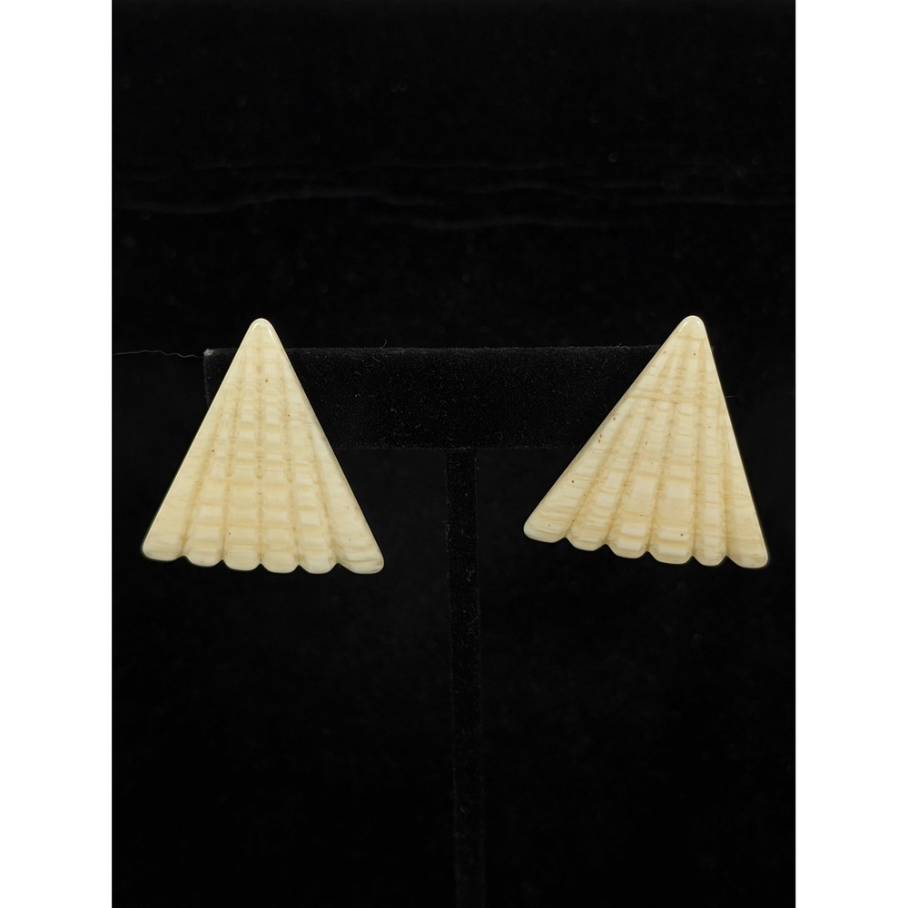 Vintage Cream Ribbed Triangle Earrings Acrylic Retro Statement Pierced